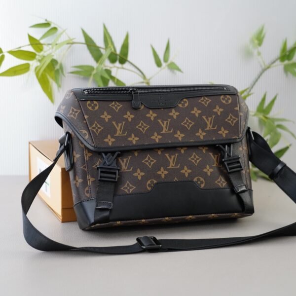 LV Discovery Messenger - Bag