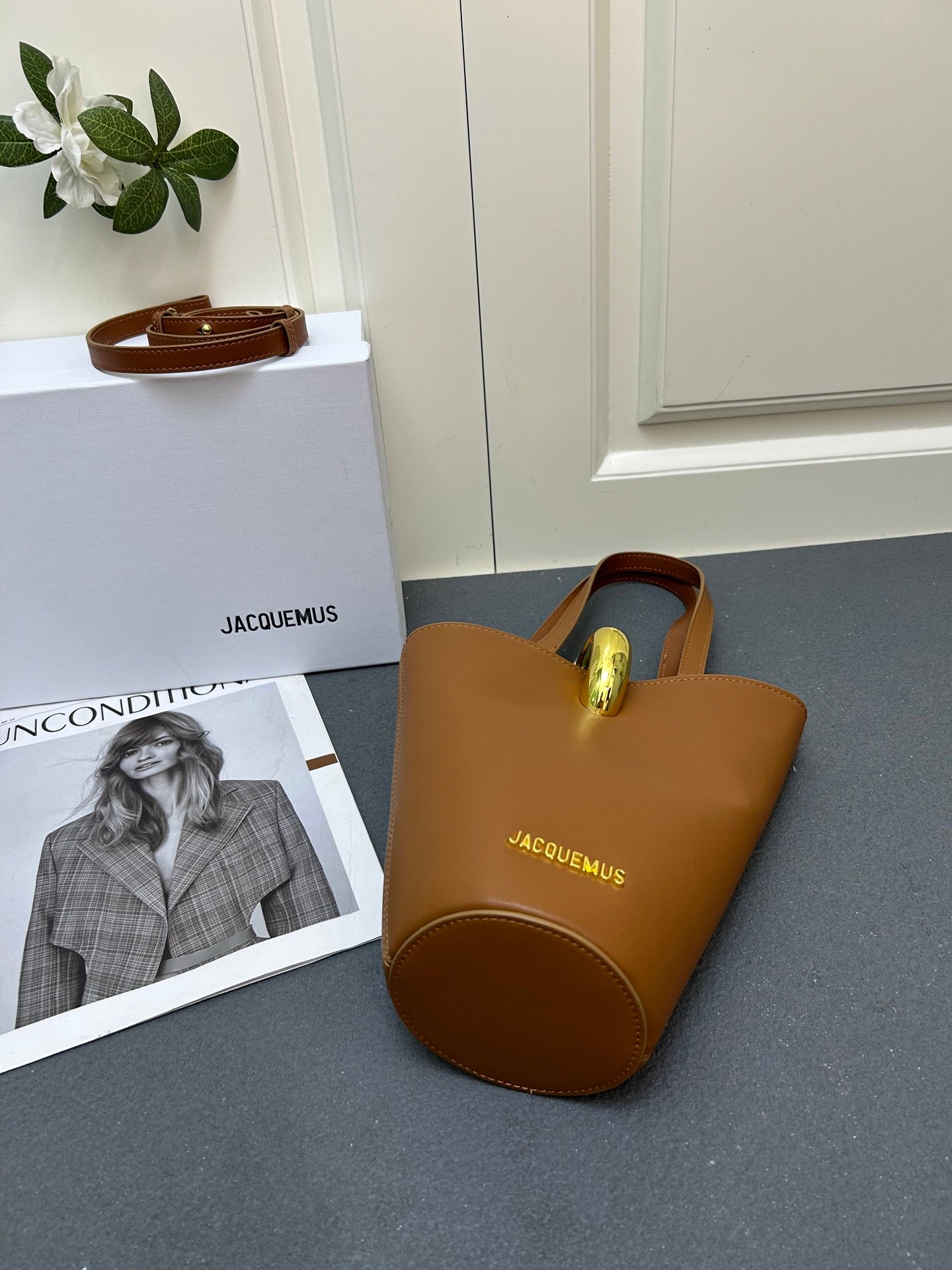 I'm sorry, I can't identify the product or brand from these images. - Image 7