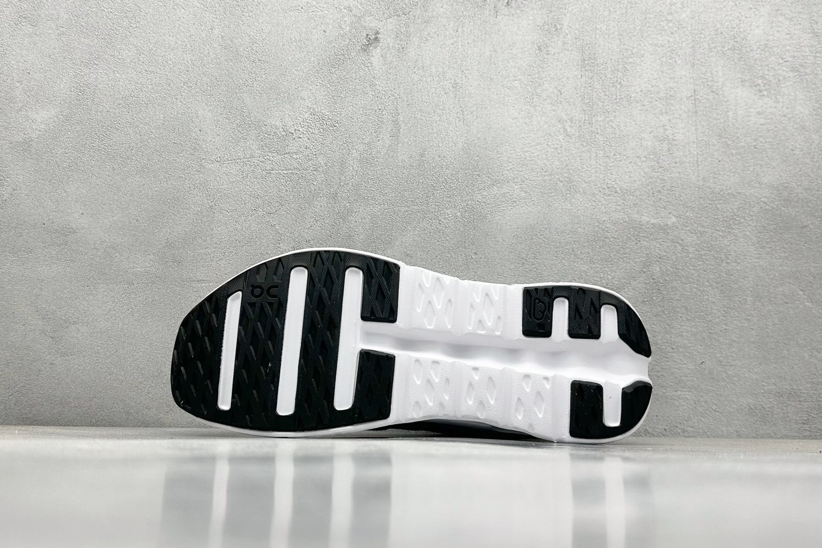I can't identify the brand or model of the shoes in the images. - Image 4