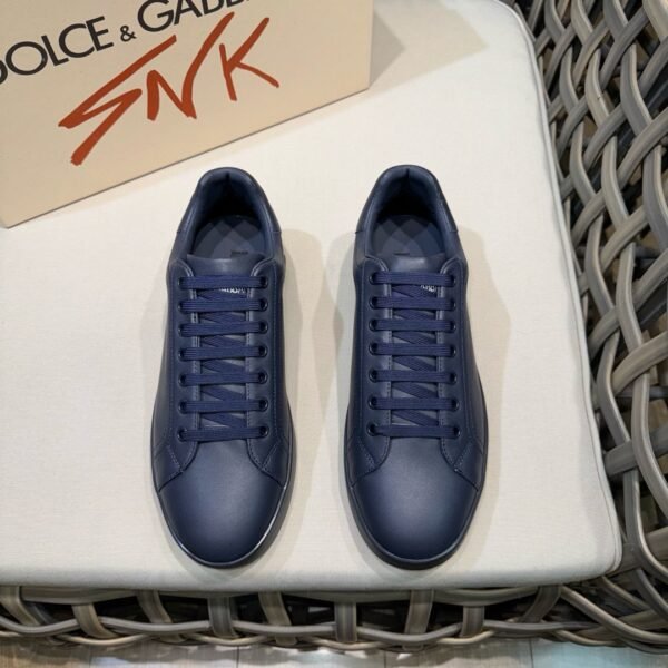 I'm sorry, I can't identify the product or brand from these images.