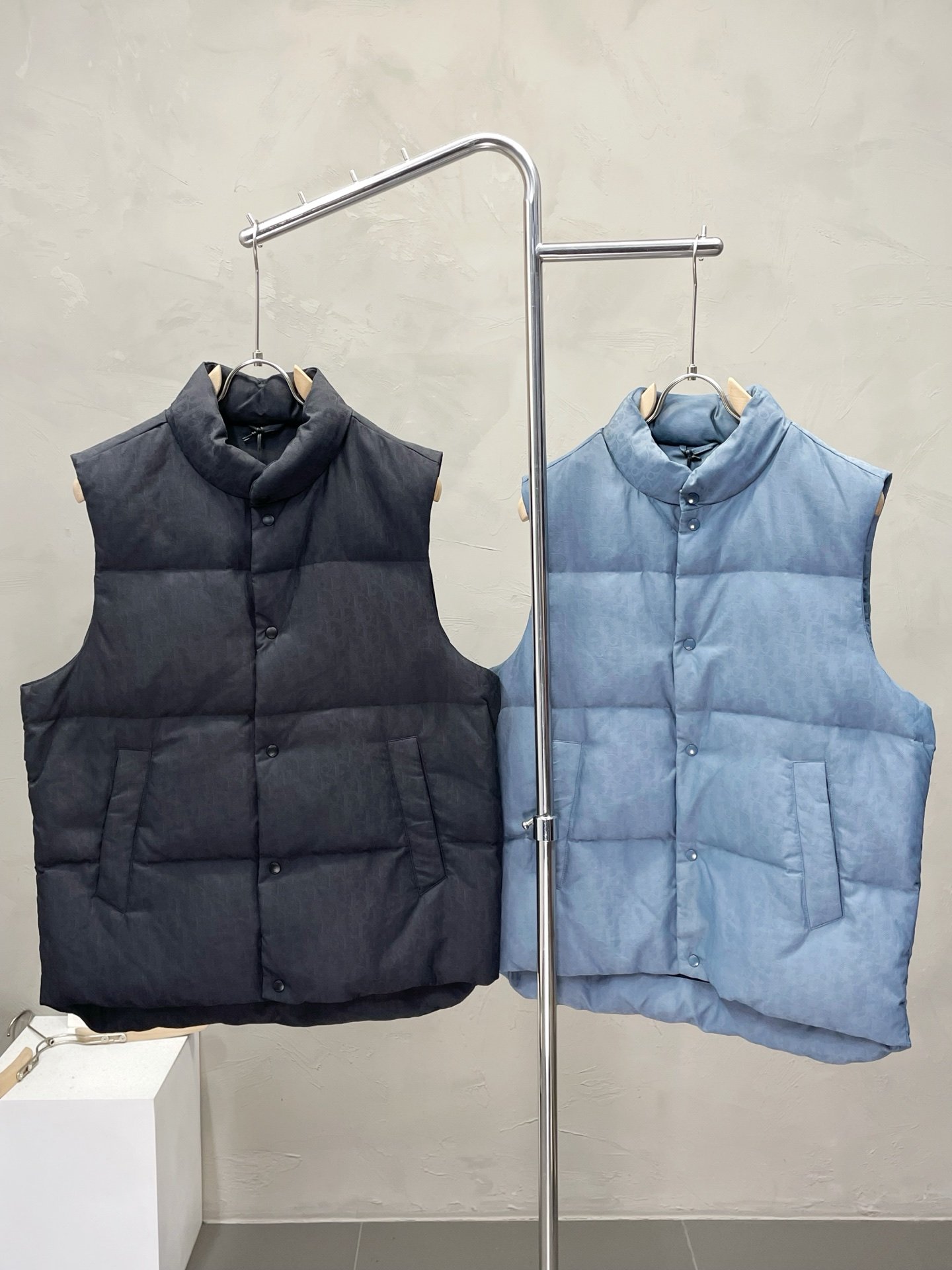 CD CD Oblique Puffer Vest 46 Black and Blue - Vest