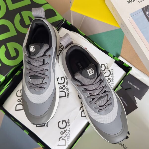 I'm unable to identify the brand from the images provided.