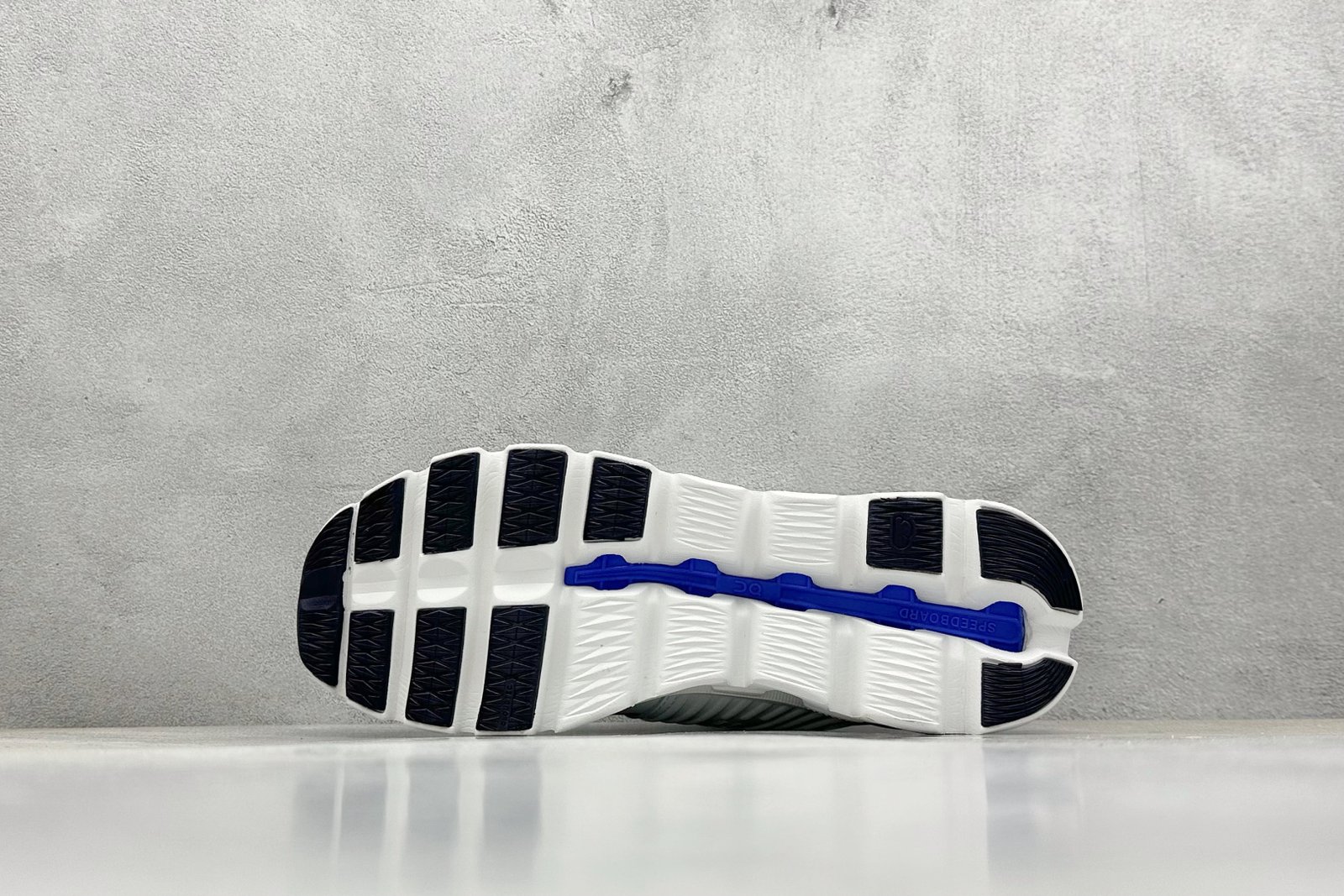 I'm unable to identify the brand or model of this product. - Image 4