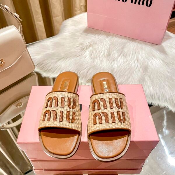 MIU Logo Raffia Slides - Slides