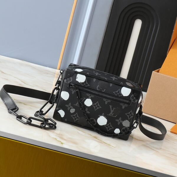 LV Outdoor Messenger Monogram Eclipse - Bag