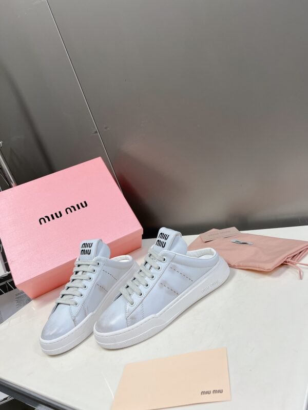 MIU Logo Sneakers – Sneakers – Red
