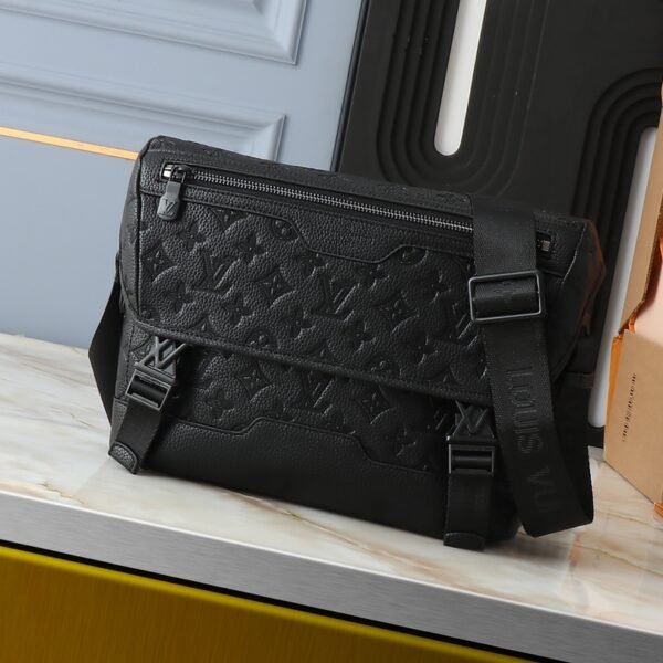 LV Voyager Messenger - Bag
