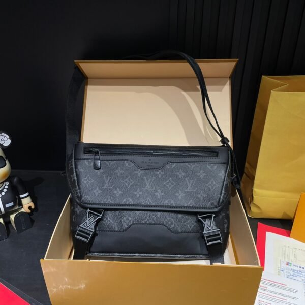 LV Discovery Messenger PM Monogram Eclipse - Bag