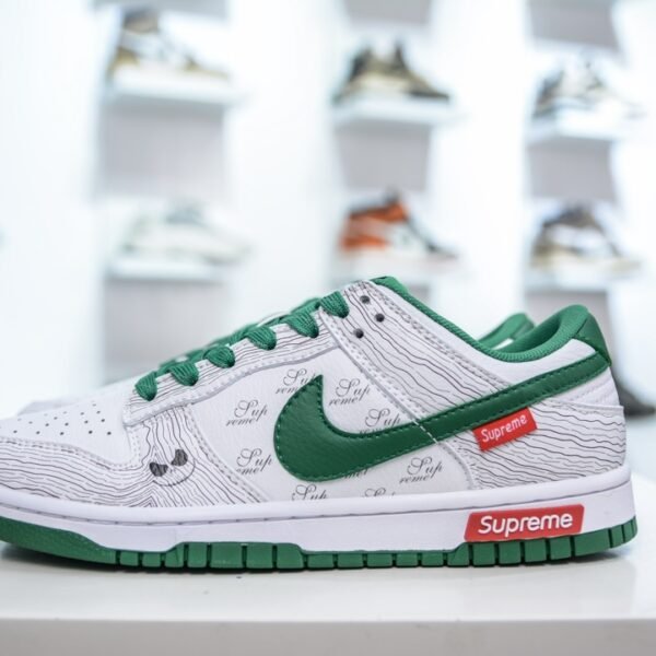 NK Dunk Low Pro SB Supreme - Sneakers