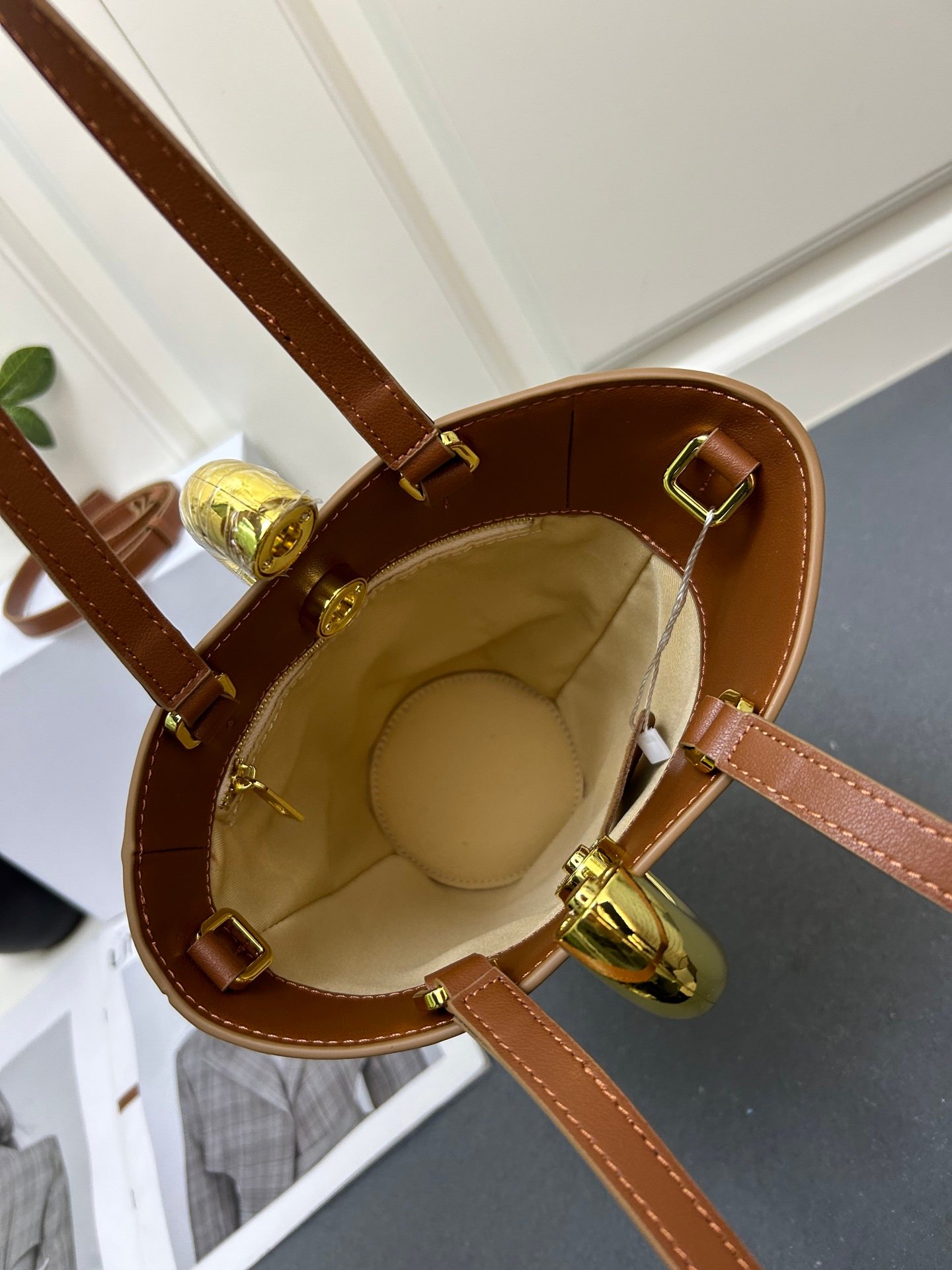 I'm sorry, I can't identify the product or brand from these images. - Image 8
