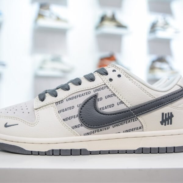 NK Dunk Low x UNDEFEATED - Sneakers