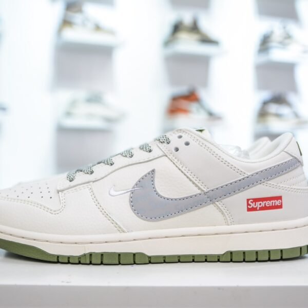 NK SB Dunk Low x Supreme - Sneakers