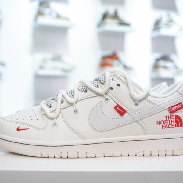 NK Dunk Low x Supreme x TNF - Sneakers