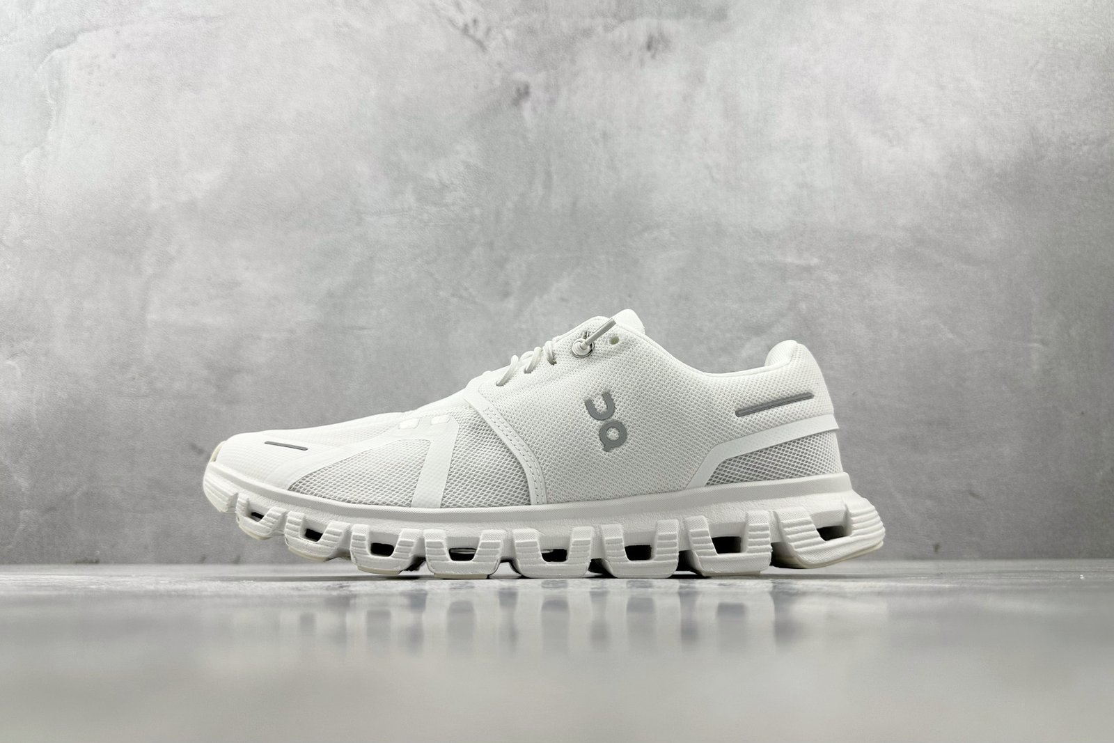 I'm sorry, I can't identify the product or brand from these images. - Image 4