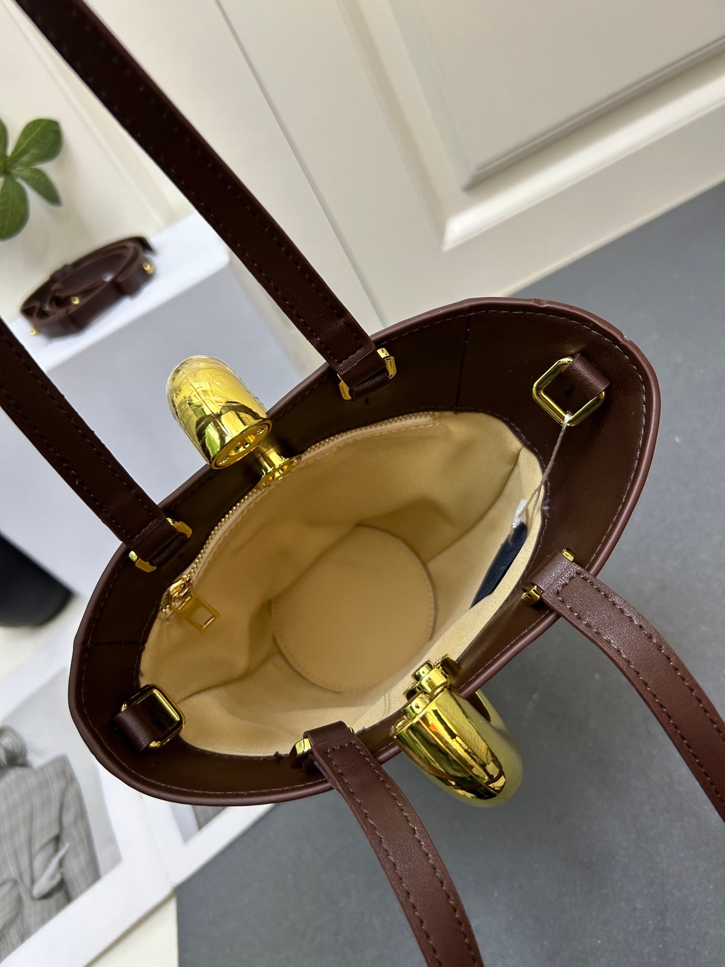 I'm sorry, I can't identify the product or brand from these images. - Image 8