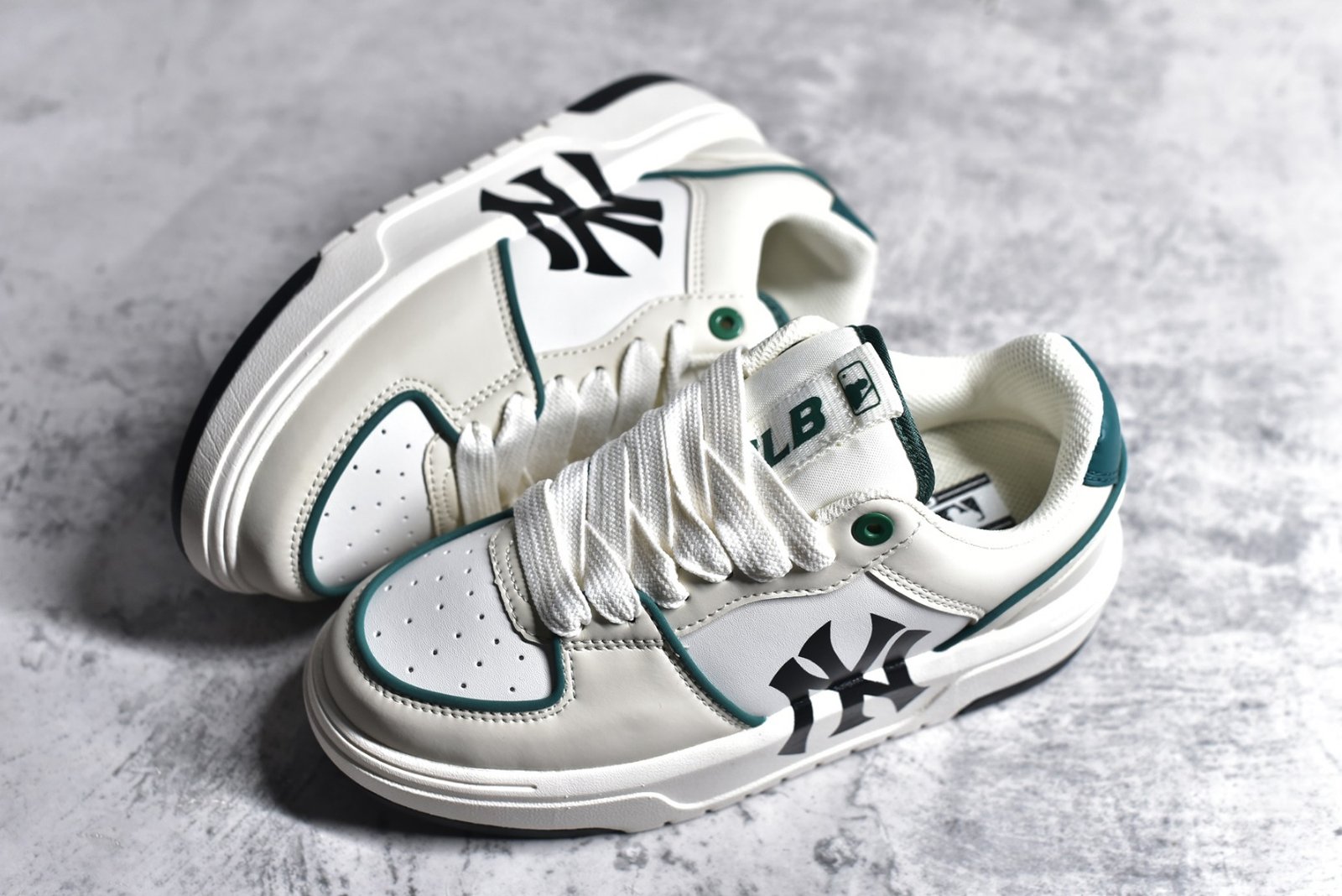 I'm sorry, I can't identify the product or brand from these images. - Image 7