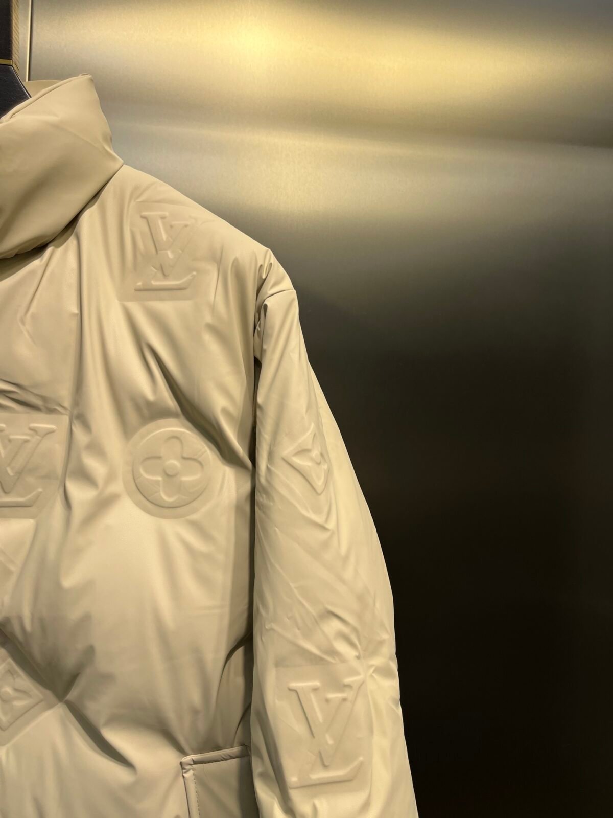 LV Monogram Embossed Puffer – Jacke — 3