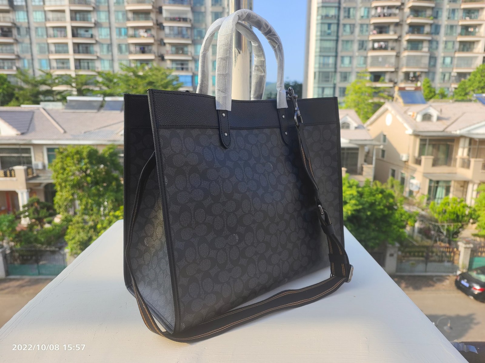 I'm sorry, I can't identify the product or brand from these images. - Image 3
