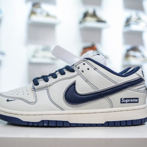 NK Dunk Low x Supreme - Sneakers