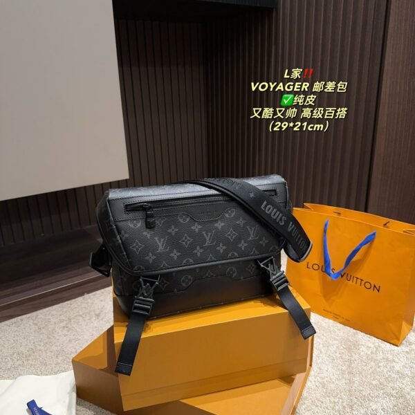 LV Voyager Messenger - Bag