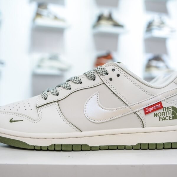 NK Dunk Low TNF x Supreme - Sneakers