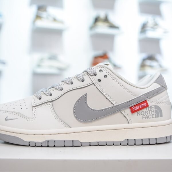 NK Dunk Low x Supreme x TNF - Sneakers
