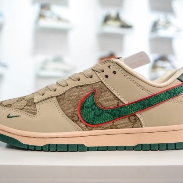 NK Dunk Low x GG - Sneakers
