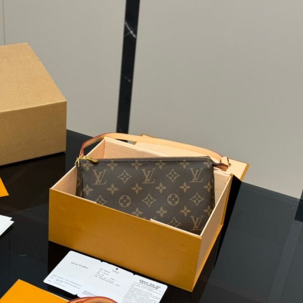 LV Pochette Accessoires Monogram - Bag