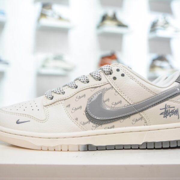 NK Dunk Low x Stussy - Sneakers