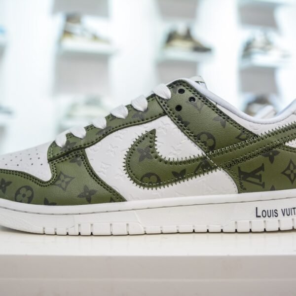 NK Dunk Low x LV - Sneakers