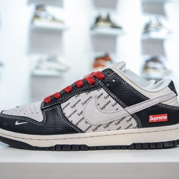 NK Dunk Low x Supreme - Sneakers