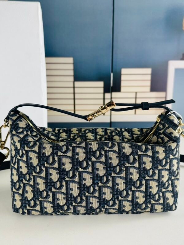 CD Bobby East-West Oblique Canvas – Tasche