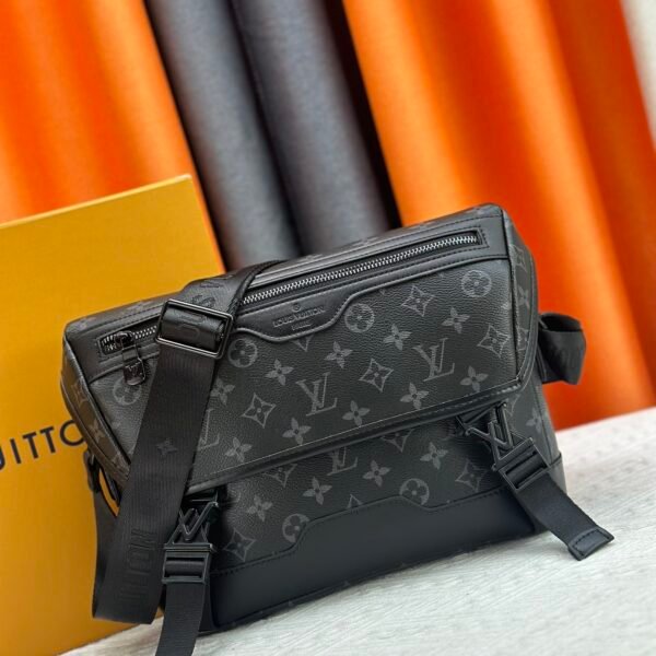 LV Voyager Messenger - Bag