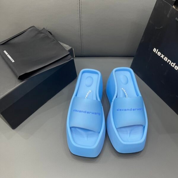 I can't identify the brand from the images provided.