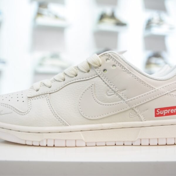 NK Dunk Low Supreme - Sneakers