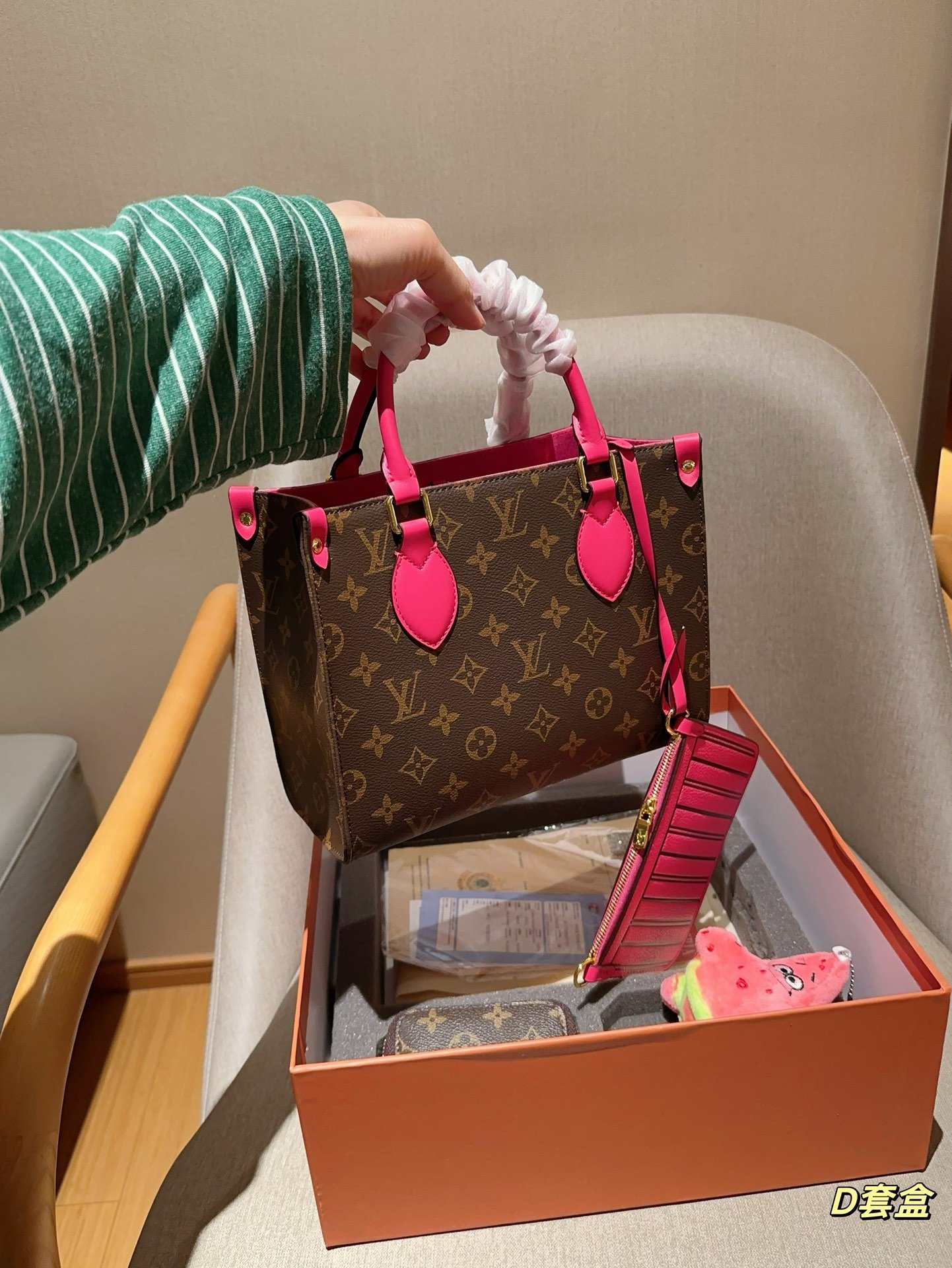 LV OnTheGo PM Monogram - Bag - Image 8