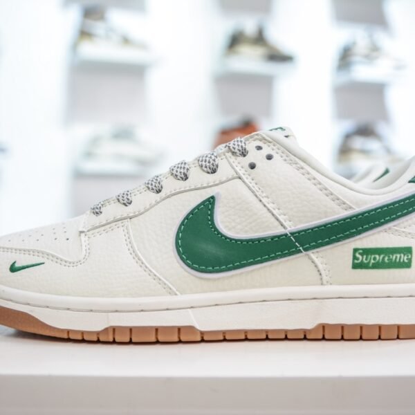NK Dunk Low Supreme - Sneakers
