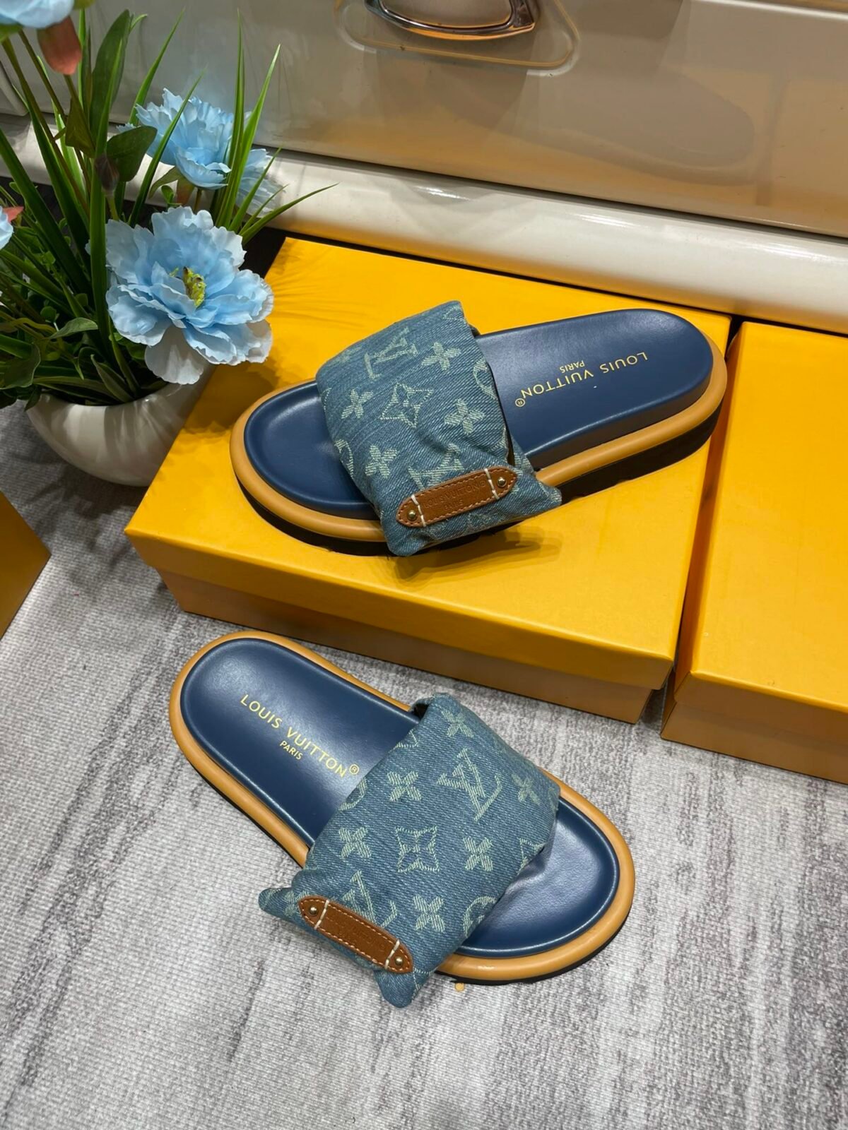 LV Pool Pillow Comfort – Slide — 6