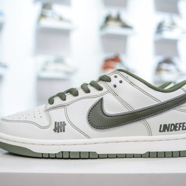 NK Dunk Low x UNDEFEATED - Sneakers