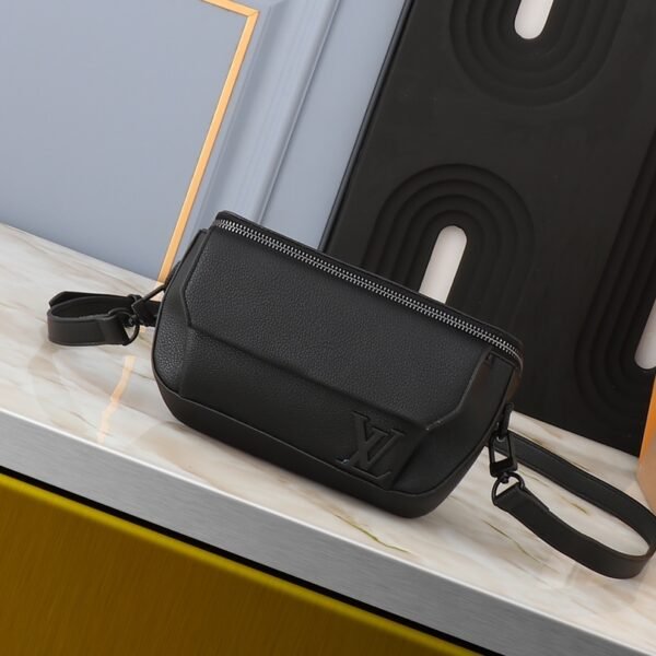 LV Discovery Bumbag Black Leather - Bag