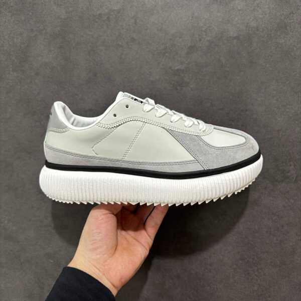 ```
OT DELECITY - Sneakers
```