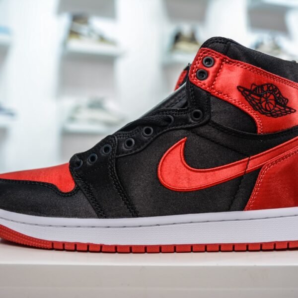 NK Air Jordan 1 Retro High Satin Black Toe - Sneakers
