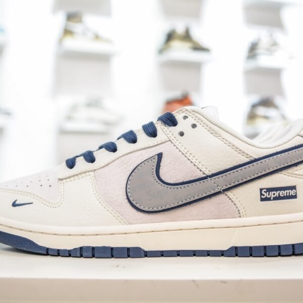 NK SB Dunk Low x Supreme - Sneakers