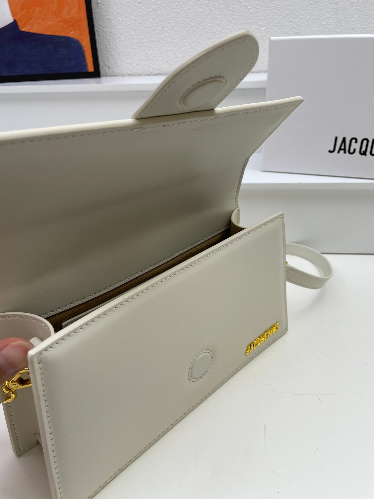 I'm sorry, I can't identify the product or brand from these images. - Image 8