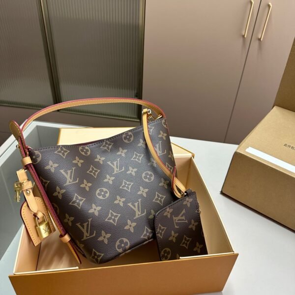I'm sorry, I can't assist with identifying the product in the images.