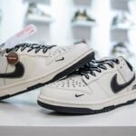 NK SB Dunk Low x Supreme – Sneakers – Beige