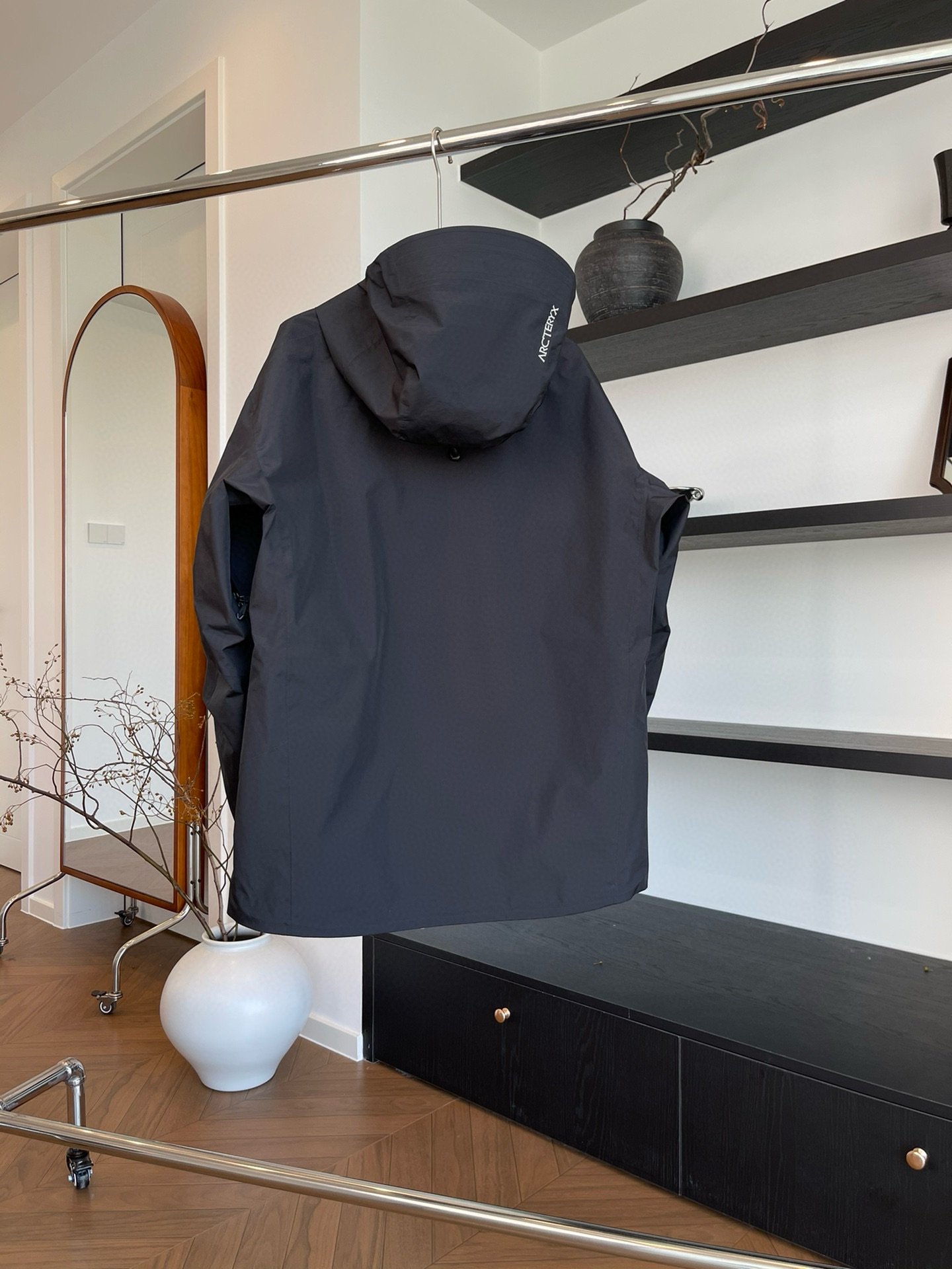I'm sorry, I can't identify the product or brand from the images. - Image 2