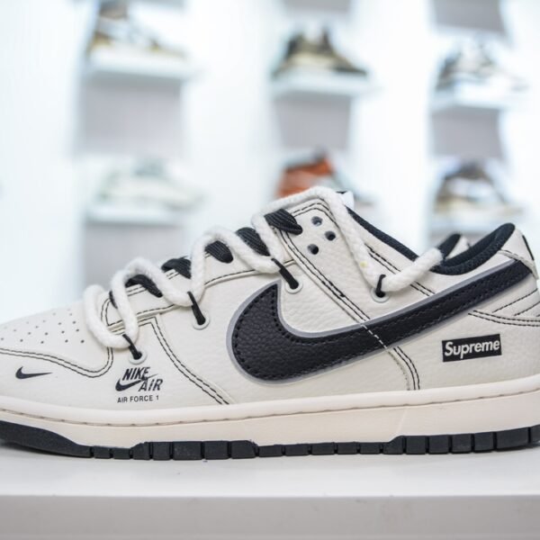 NK Dunk Low x Supreme - Sneakers