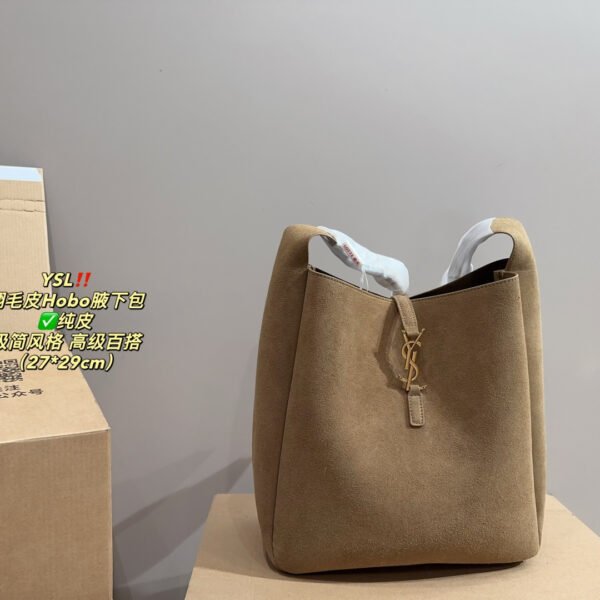 ```plaintext
YSL Le 5 à 7 Hobo - Bag
```