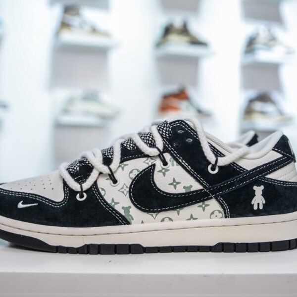 NK SB Dunk Low Medicom Toy Bearbrick - Sneakers